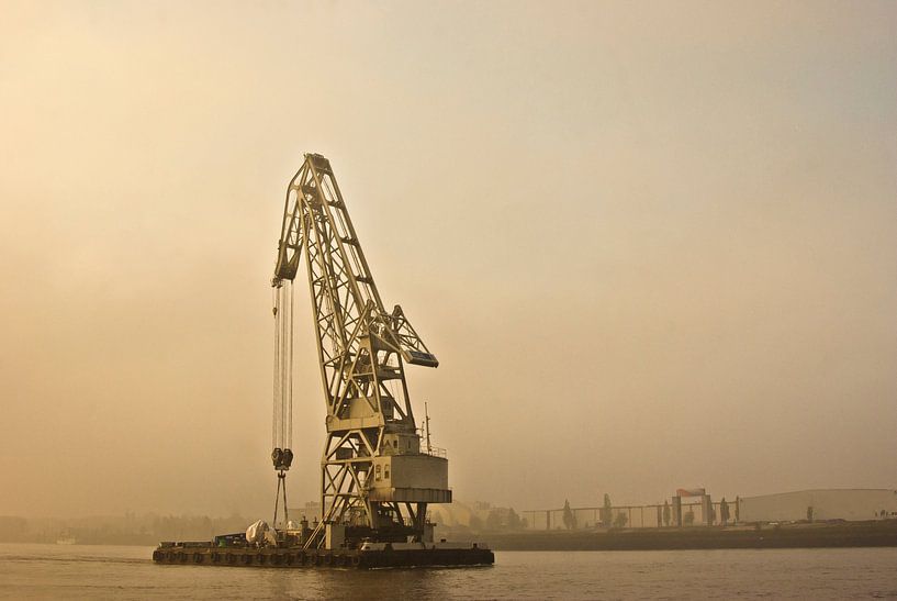 Floating Crane by Norbert Sülzner