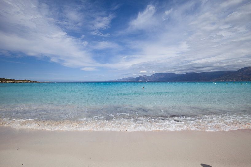 Azuurblauwe zee op Corsica in Frankrijk by Rosanne Langenberg