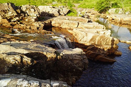 kleine waterval in Glen Etive in Schotland