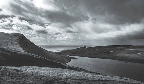 Verlaten eenzaamheid bij Neist Point. Isle of Skye in Groot-Brittannië. Panorama klif in de Schotse Hooglanden!