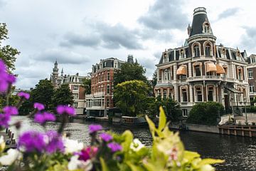 Kleurrijke bloemen en dreigende lucht in Amsterdam van Bart Maat
