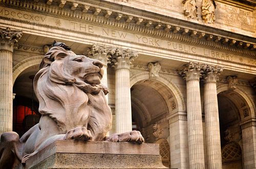 Statue de lion devant la Bibliothèque publique de New York - couleur