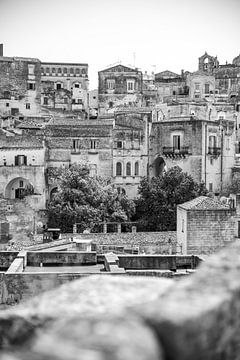 Die Bergstadt | Matera, Italien | schwarz-weiß | Reisefotografie Kunstdruck von Monique Tekstra-van Lochem