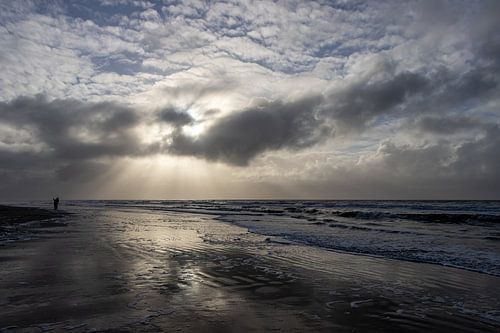 Zon, zee, strand en wolken