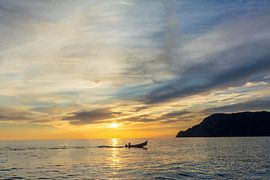 Fischer geht bei Sonnenuntergang nach Hause von Mark Scholten