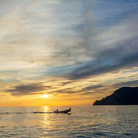 Fischer geht bei Sonnenuntergang nach Hause von Mark Scholten