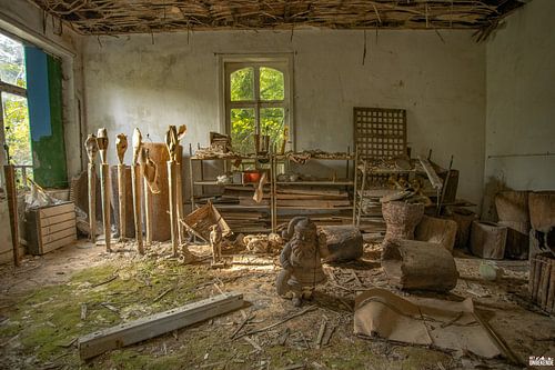 Atelier ruimte met diverse beelden.