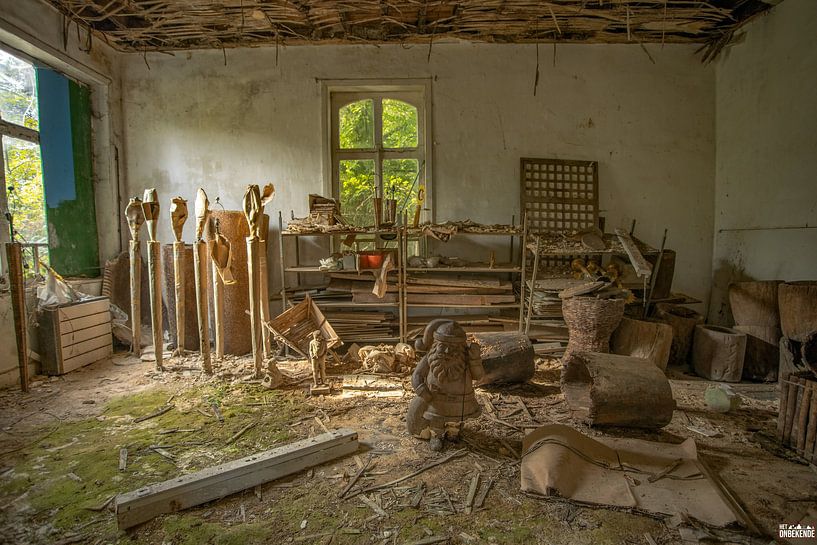 Espace d'atelier avec diverses sculptures. par Het Onbekende