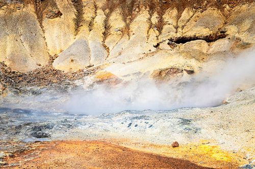 IJsland hotpot Sveitarfelio kleurrijk vulkanisch landschap