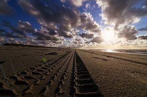 Traces de pneus sur la plage