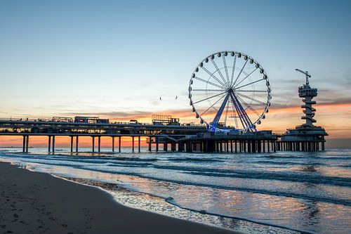 Scheveningen beach 'flying above the sea'