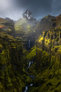 Une belle gorge verte avec une chute d'eau en Islande.