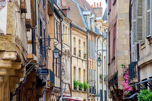 Façades des vieilles rues françaises sur Blond Beeld