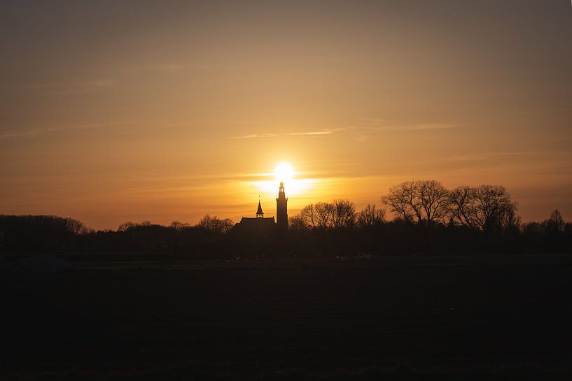Sonnenuntergang mit der Silhouette der Sint Baafs-Kirche in Aardenburg von StephanvdLinde