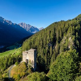 Bergen nabij het dorp Ramosch in Unterengadin (Graubünden, Zwitserland) van Chris Rinckes
