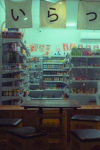 Japanse kiosk in neonlicht