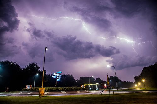 Onweer boven rotonde bij Dronrijp