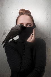 Mystisches Foto: Frau mit Rabe - Eleganz und Mysterium im schwarzen Colt-Pullover