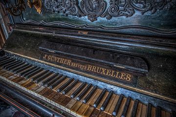 Klavier in verlassenem Haus von Gerben van Buiten
