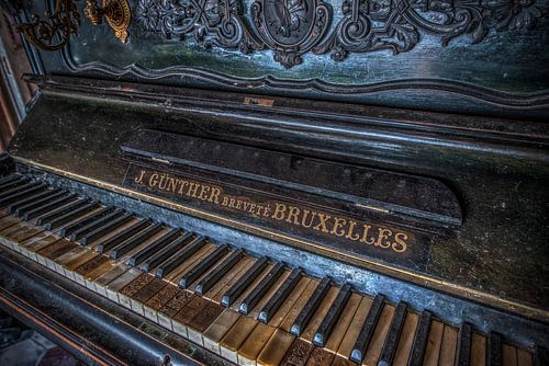 Klavier in verlassenem Haus