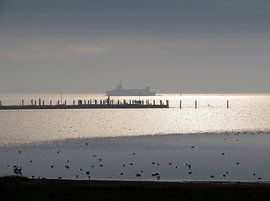 Veerboot op de Waddenzee bij Schiermonnikoog by Pieter Korstanje