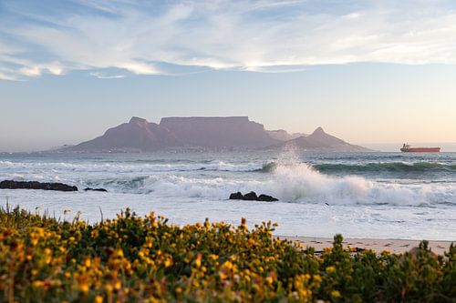 Uitzicht op Tafelberg bij Kaapstad vanaf Bloubergstrand van Marika Rentier