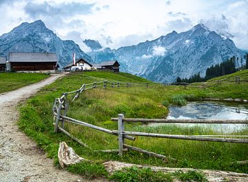 Bergsee mit Alm im Karwendelgebirge in Österreich von Animaflora PicsStock