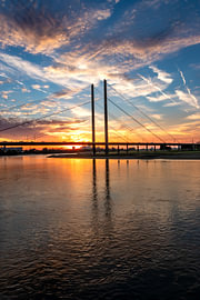 Le pont « Rheinkniebrücke » de Düsseldorf, emblème de la ville, au coucher du soleil sur Your Happy Life