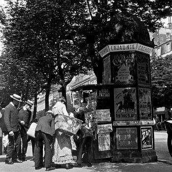 Parijs in de 19de eeuw. Kiosk met publiek boulevard dagbladen en tijdschriften..nostalgie