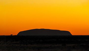Coucher de soleil sur Uluru, Australie sur Rietje Bulthuis