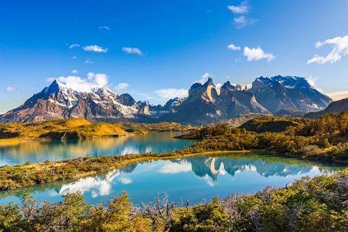 De weerspiegeling van het Lago Pehoe en de Cuernos Pieken in de ochtend, Torres del Paine Nationaal 