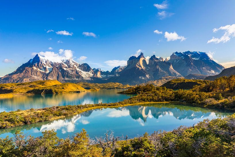 De weerspiegeling van het Lago Pehoe en de Cuernos Pieken in de ochtend, Torres del Paine Nationaal  van Dieter Meyrl