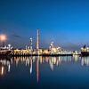 rotterdam shell pernis raffinerie raffinerie blue hour schiffe von Marco van de Meeberg