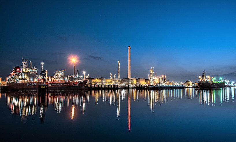 rotterdam shell pernis raffinerie raffinerie blue hour schiffe von Marco van de Meeberg
