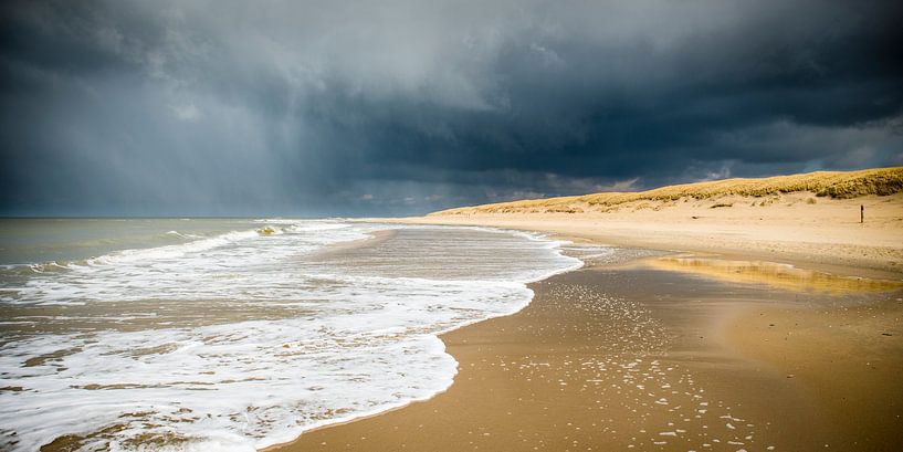 Donkere wolken boven het strand van Texel van Sjoerd van der Wal Fotografie