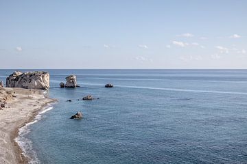 Rots van Aphrodite op Cyprus met kuststrook en zee