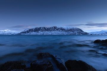 Noord-Noorwegen - Blauw uur over de fjord van AylwynPhoto