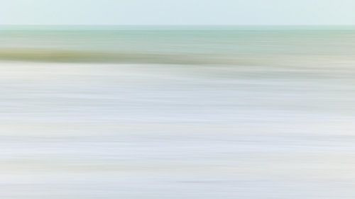 Ein Gefühl der Gelassenheit. Sanfte Pastelltöne der Wellen der Nordsee im winterlichen Morgenlicht. Bildformat 16:9