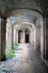 Corridor gris abandonné. sur Roman Robroek - Photos de bâtiments abandonnés