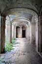 Corridor gris abandonné. par Roman Robroek - Photos de bâtiments abandonnés Aperçu