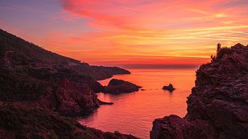 Rode zonsondergang aan de Cote d Azur | Esterel | Provence van Flatfield