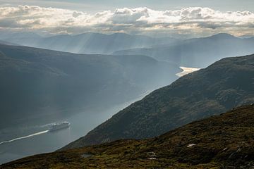 Noorwegen zonsondergang in Fjord van stan van der sluis
