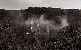Vue mystérieuse du Burg Eltz après une pluie d'orage sur Jeffrey de Graaf