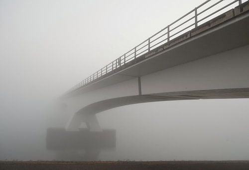 Zeeland Brücke im Nebel