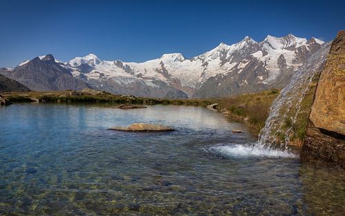 Lac de montagne surplombant les montagnes de Saas-Fee