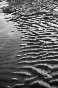 Réflexion sur la plage sur Rob Donders Beeldende kunst