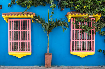 Blaue Fassade eines alten Kolonialhauses in Cartagena, Kolumbien