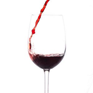 Rotwein wird eingeschenkt
