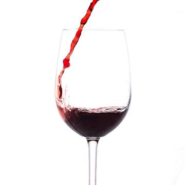 Rode wijn wordt ingeschonken van Thomas Heitz