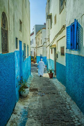 Man loopt door de blauw witte medina van Rabat in Marokko